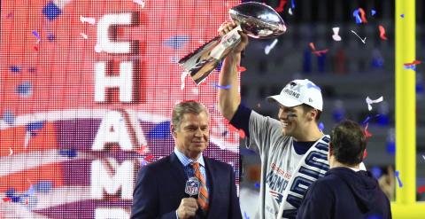 Tom Brady, de los Patriots, levanta el trofeo de campeones de la Super Bowl. /REUTERS