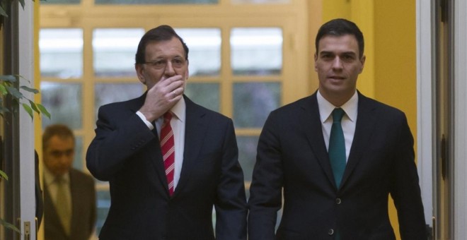 Mariano Rajoy y Pedro Sanchez, en La Moncloa, antes de la firma del pacto contra el terrorismo yihadista. REUTERS/Juan Medina