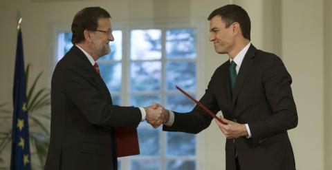 Mariano Rajoy y Pedro Sanchez se estrechan la mano tras la firma del acuerdo en materia de lucha contra el terrorismo yihadista . REUTERS/Juan Medina