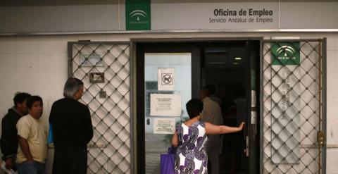 Cola del paro en una oficina de empleo de la Junta de Andalucía. REUTERS
