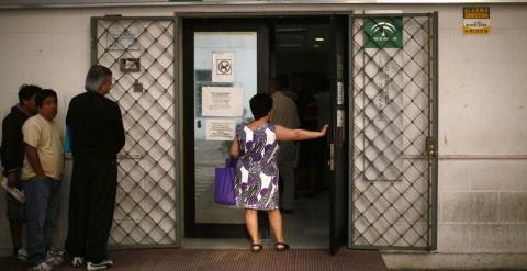 Cola del paro en una oficina de empleo de la Junta de Andalucía. REUTERS