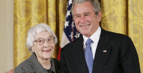 Foto de la escritora Harper Lee de 2007, con el entonces presidente de EEUU George W. Bush, tras recibir la Medalla de la Libertad, en la Casa Blanca. REUTERS/Larry Downing/Files