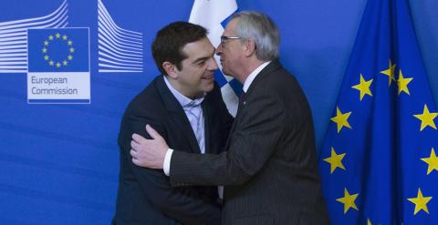 El presidente de la Comisión Europea, Jean-Claude Juncker, saluda al primer ministro griego, Alexis Tsipras, a su llegada a Bruselas para reunirse con los representantes de las instituciones comunitarias. REUTERS/Yves Herman