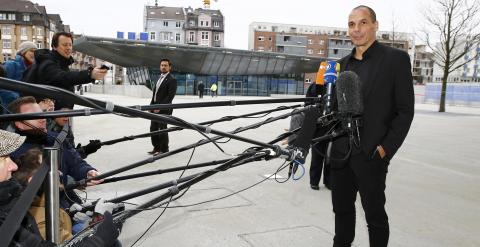 El flamante ministro griego de Finanzas, Yanis Varoufakis, realiza unas declaraciones a los periodistas tras su reunión en la sede del Banco Central Euopeo (BCE), en Fráncfort. REUTERS/Kai Pfaffenbach