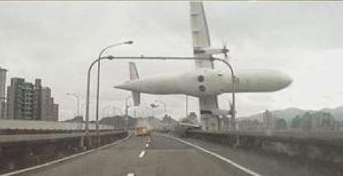 Captura del momento en el que el avión cae al río. / EP