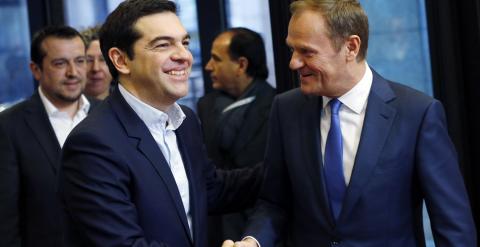 El primer ministro griego, Alexis Tsipras, recibe el saludo del presidente del Consejo Europeo, el polaco Donald Tusk, en su visita a las instituciones comunitarias. REUTERS/Francois Lenoir