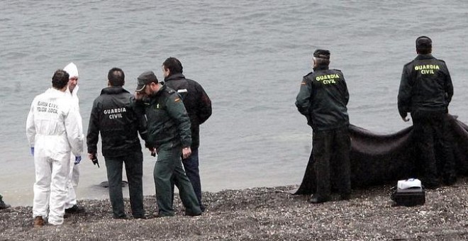 Rescate de cuerpos en la playa ceutí de El Tarajal. / EFE