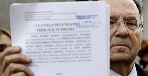 El secretario general de manos limpias, Miguel Bernar, presenta una querella en el Tribunal Supremo contra el secretario general de Podemos, Pablo Iglesias, por la supuesta comisión de diez delitos. EFE/ SERGIO BARRENECHEA