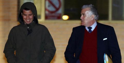 Luis Bárcenas habla con su hijo, Guillermo, a su salida de la prisión de Soto del Real (Madrid), el pasado 22 de enero. REUTERS