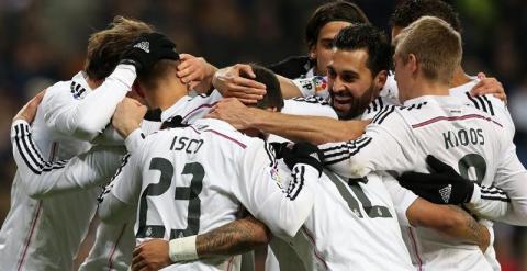 Jesé celebra su gol al Sevilla con sus compañeros. EFE/Alberto Martín