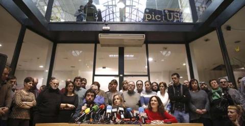 Tania Sánchez, rodeada de todos sus partidarios, en la rueda de prensa ofrecida para explicar su marcha de IU. EFE/Javier Lizón