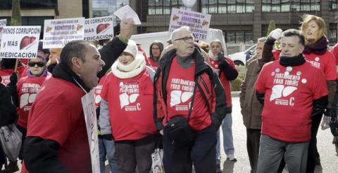 Enfermos de hepatitis C se manifiestan frente a laboratorio que fabrica Sovaldi. EFE