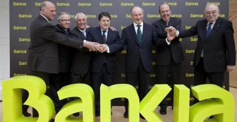 Rodrigo Rato, entonces presidente de Caja Madrid, posa junto a los presidentes de las otras seis cajas de ahorros que formaron Bankia. E.P.