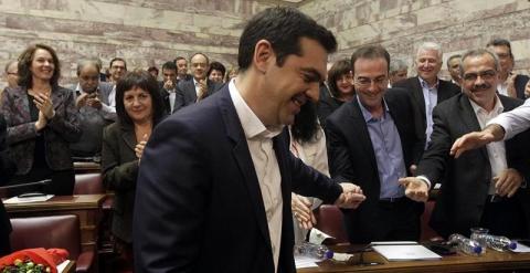Alexis Tsipras recibe el aplauso de los parlamentarios de Syriza. - EFE