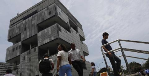 Varios peatones pasan por delante de la sede de Petrobras en Rio de Janeiro. REUTERS/Ricardo Moraes