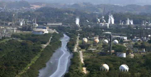 Fotografía de archivo de la refinería de  Petrobras en Duque de Caxias, Río de Janeiro. EFE/ Marcelo Sayão