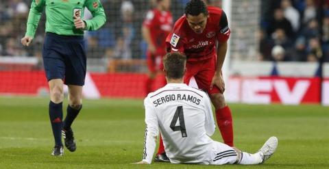 Sergio Ramos, tendido en el césped tras lesionarse contra el Sevilla. /EFE