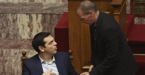 Alexis Tsipras, primer ministro griego, y su titular de Finanzas, Yanis Varoufakis, en el Parlamento griego. - REUTERS