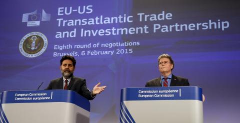 El jefe negociador europeo del TTIP UE-EEUU, el español Ignacio García Bercero (i), y el jefe negociador estadounidense, Dan Mullaney (d). EFE/Olivier Hoslet