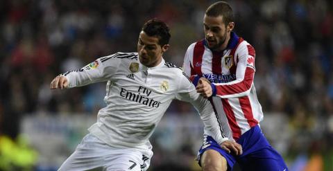 Cristiano Ronaldo junto a Mario Suárez en el último derbi. /AFP