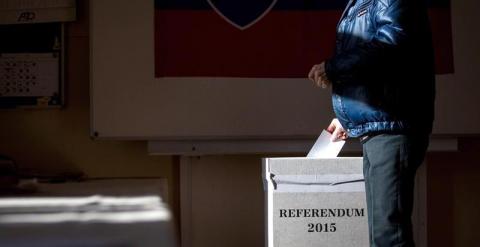 Un hombre votando en el referéndum eslovaco. EFE/EPA/JAKUB