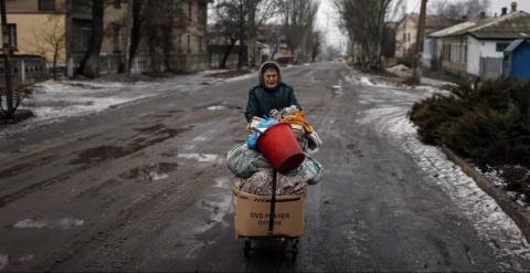 Una mujer llora en la ciudad de Debaltseve, al este de Ucrania. REUTERS/Gleb Garanich