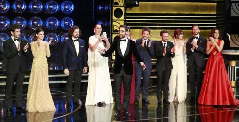 El actor Dani Rovira (5-i) despide la gala de entrega de los premios Goya 2015. /EFE