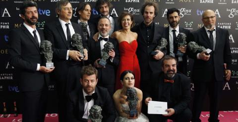 El equipo de 'La isla mínima' posa tras la gala de los Goya. /REUTERS