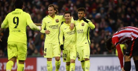 Messi, Neymar y Rakitic celebran junto a Luis Suárez un gol contra el Athletic. /REUTERS