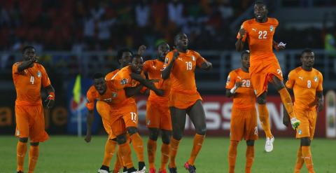 Los jugadores de Costa de Marfil celebran su triunfo en la tanda de penaltis ante Ghana en la final de la Copa de África 2015. /REUTERS