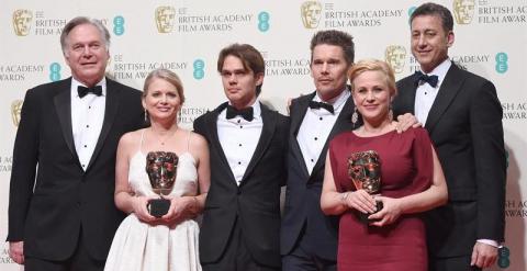 El elenco de 'Boyhood' posa con sus tres premios Bafta. /EFE