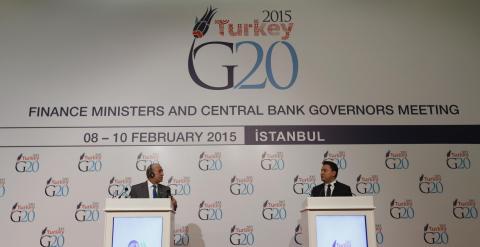 El secretario general de la OCDE, Ángel Gurría, con el vicepriemro ministro turco, Ali Babacan, comparecen antes del comienzo de la reunión del G-20 en Estambul. REUTERS/Murad Sezer