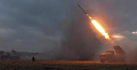 Un lanzacohetes ucraniano lanza un misil a los grupos prorrusos en la ciudad de Debaltseve. - REUTERS