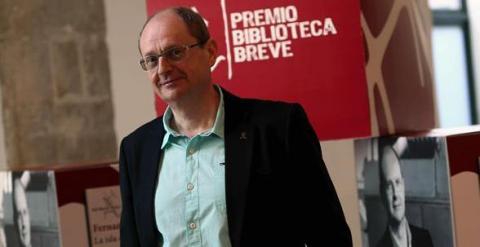 El escritor vasco, Fernando Marías, posa para los gráficos hoy, tras resultar ganador del Premio Biblioteca Breve. /EFE