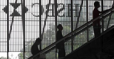 Unos clientes del banco británico HSBC suben por una escalera mecánica en la sucursal principal de la entidad en Hong Kong (Hong Kong) estelunes 9 de febrero de 2015. EFE