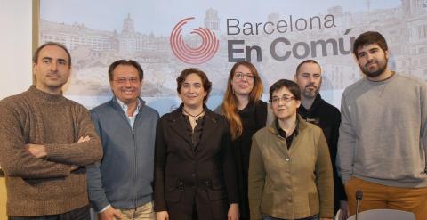 De izqda. a dcha., Toni Ribas (Guanyem Barcelona), Josep Bel (Procés Constituent), Ada Colau (Guanyem Barcelona), Janet Sanchez (ICV), Isabel Ribas (EUIA) ,Eloy Badia (Equo) y Marc Bartomeu (Podemos), durante la rueda de prensa. -EFE/Toni Garriga