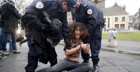 Dos agentes detienen a una activista de FEMEN. - EFE