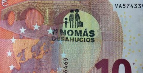 El sello #NoMásDesahucios plasmado en un billete de 20 euros. /TWITTER