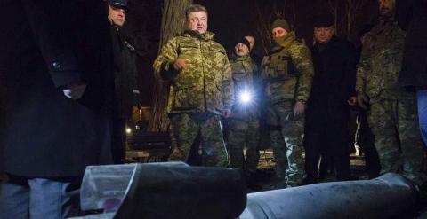 El presidente ucraniano, Petro Poroshenko (en el centro), junto a los restos de un misil en la localidad de Kramatorsk al este de Ucrania. / Mikhail Palinchak. / EFE