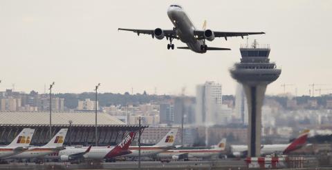 Un avión despega del aeropuerto Adolfo Suárez Madrid-Barajas, con la torre de control al fondo. REUTERS