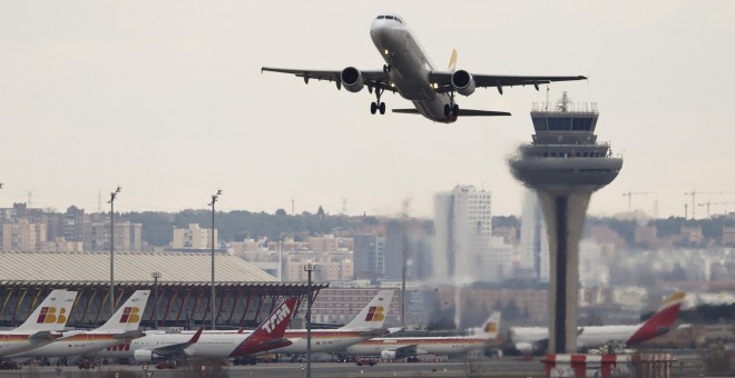 Un avión despega del aeropuerto Adolfo Suárez Madrid-Barajas, con la torre de control al fondo. REUTERS