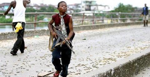 Un niño soldado durante la guerra civil de Liberia. - EFE