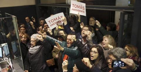 Parte del medio centenar de personas que se han concentrado esta tarde ante la sede del PSOE en la calle Ferraz de Madrid, consiguen entrar en el vestíbulo de la sede socialista para protestar contra la decisión de la dirección federal del PSOE de destitu