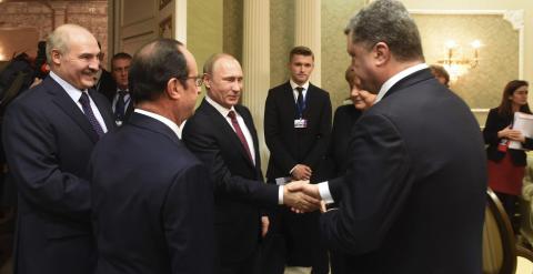 El presidente de Rusia, Vladimir Putin, estrecha la mano de su homólogo ucraniano, Petro Poroshenko. - REUTERS