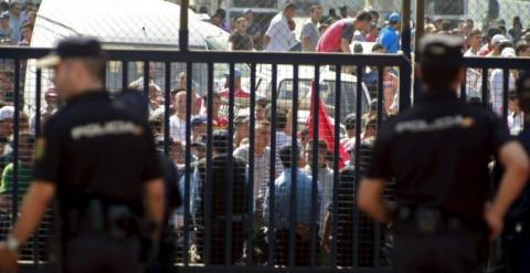 La verja del paso fronterizo de Beni Enzar, en Melilla. / EFE