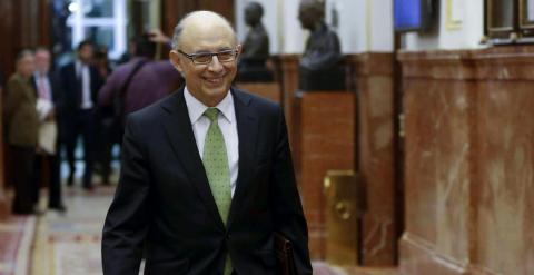 El ministro de Hacienda, Cristóbal Montoro, en el pasillo del Congreso de los Diputados, camino de entrar en el Hemiciclo. EFE