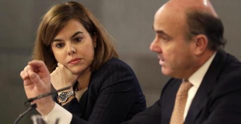 La vicepresidenta del Gobierno, Soraya Sáenz de Santamaría, y el ministro de Economía, Luis de Guindos. - EFE