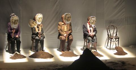 Una escena de 'Exhumación, Materia Cruda', que se estrena esta tarde en Madrid.