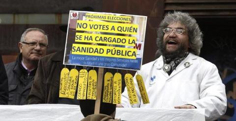 Momento de la vigésimo novena marea blanca de protesta por la sanidad que la Mesa en defensa de la sanidad pública convocó hoy en Madrid, esta vez para que la salud mental no sea objeto de privatizaciones. EFE/Kiko Huesca