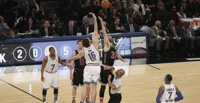 Los hermanos Gasol en el salto inicial del All-Star. /EFE